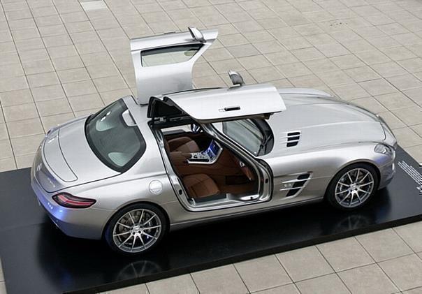 Zwischen dem 6. und 18. Oktober 2009 ist das Mercedes-Benz Museum um eine Attraktion reicher: Besucher können den Mercedes-Benz SLS AMG für kurze Zeit Open Air auf der Dachterrasse erleben.